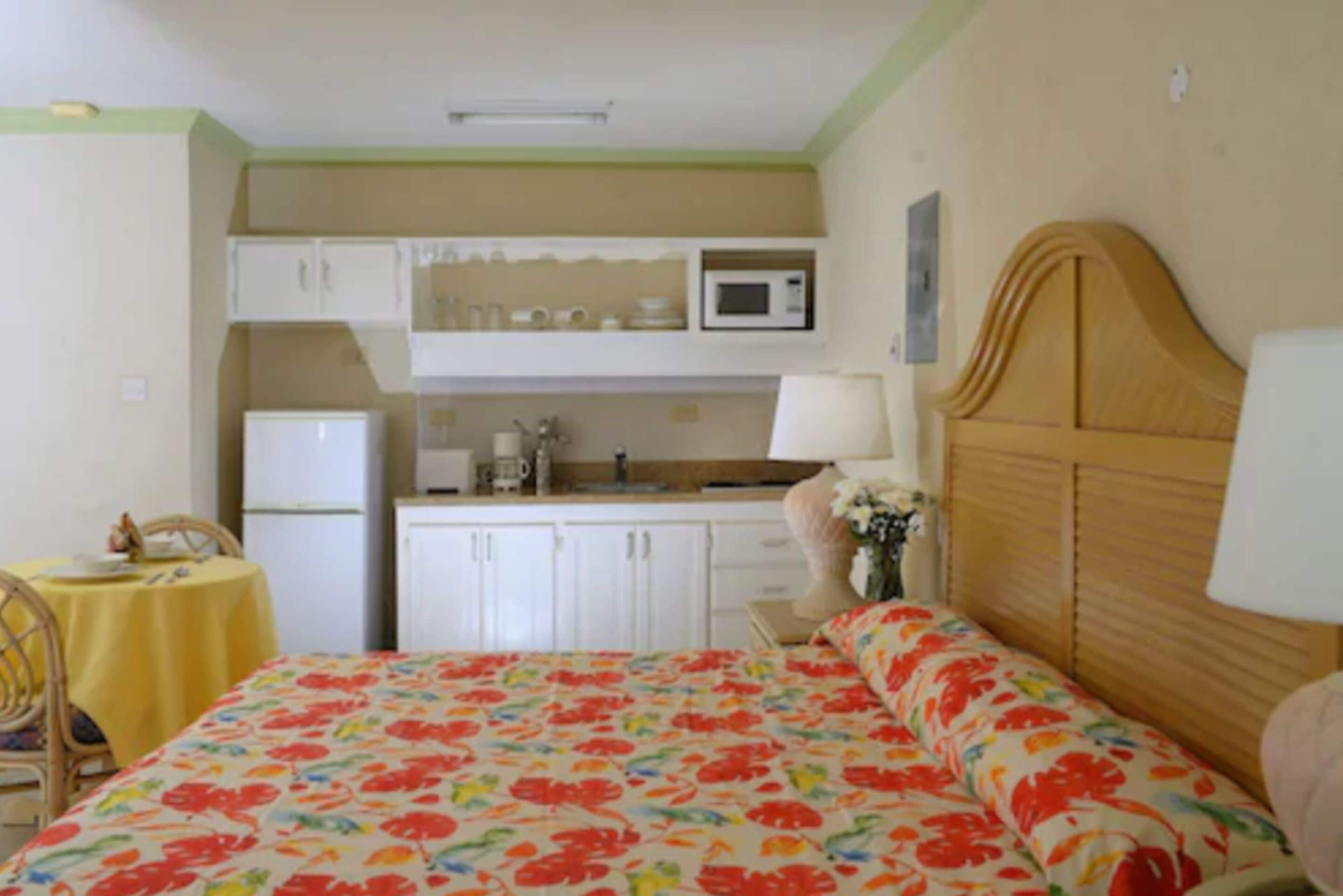 deluxe double or twin room | in-room safe, individually decorated, individually furnished, desk