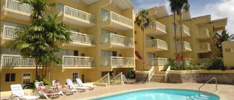 Outdoor pool, open 6 AM to 7:00 PM, sun loungers