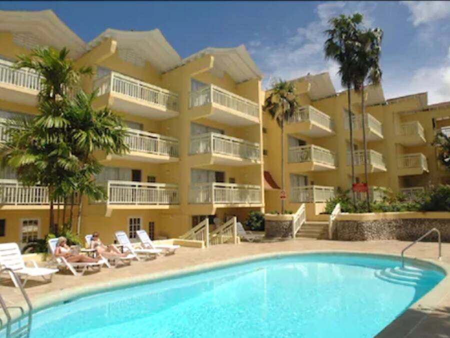 Piscina externa, funciona das 6h às 19h, guarda-sóis, espreguiçadeiras