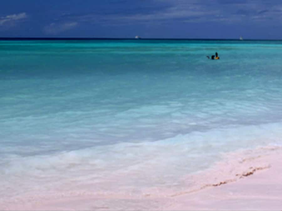 Perto da praia, areia branca, toalhas de praia