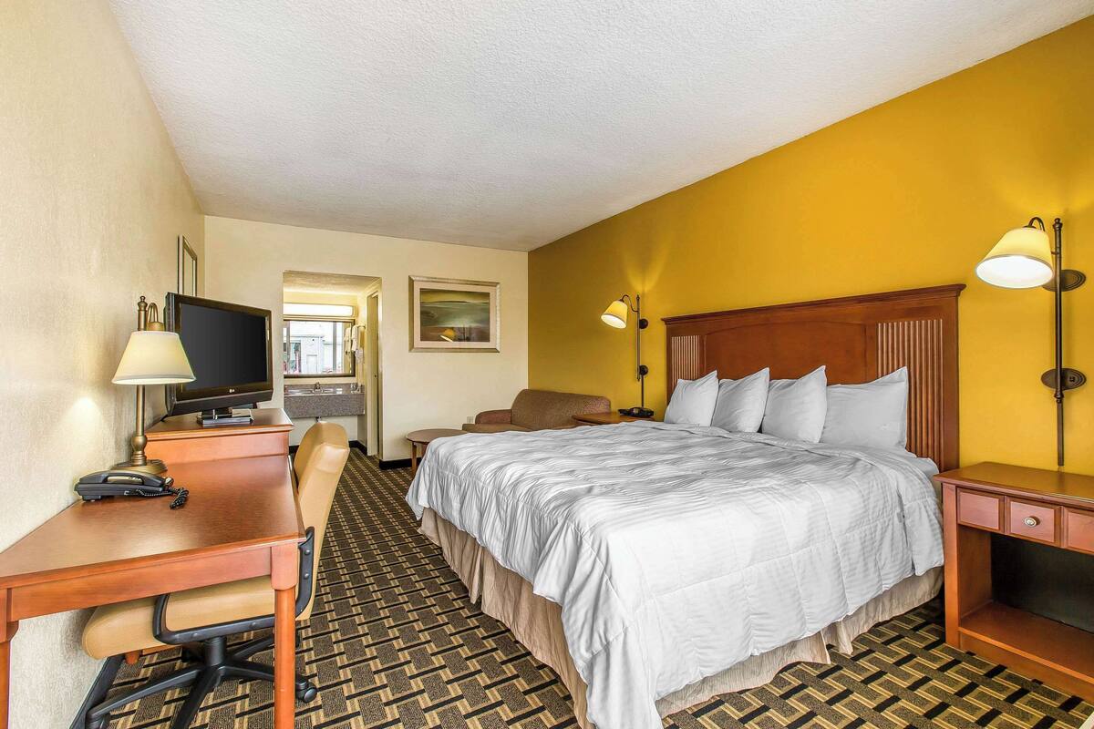 Standard Room, 1 King Bed, Non Smoking | Premium bedding, desk, iron/ironing board, rollaway beds