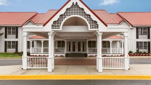 Unclassified image, 3 of 10, button - Country Inn & Suites by Radisson, Holland, MI (Holland)