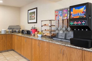 Enjoy cooking and dining in the room's kitchenette, equipped with a grill, coffee machine, and beverage dispenser.