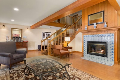 Country Inn & Suites by Radisson, Holland, MI