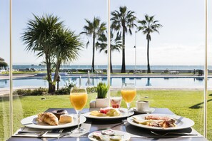 Petit déjeuner buffet (15 EUR par personne)