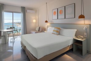 Minibar, caja de seguridad en la habitación y escritorio 