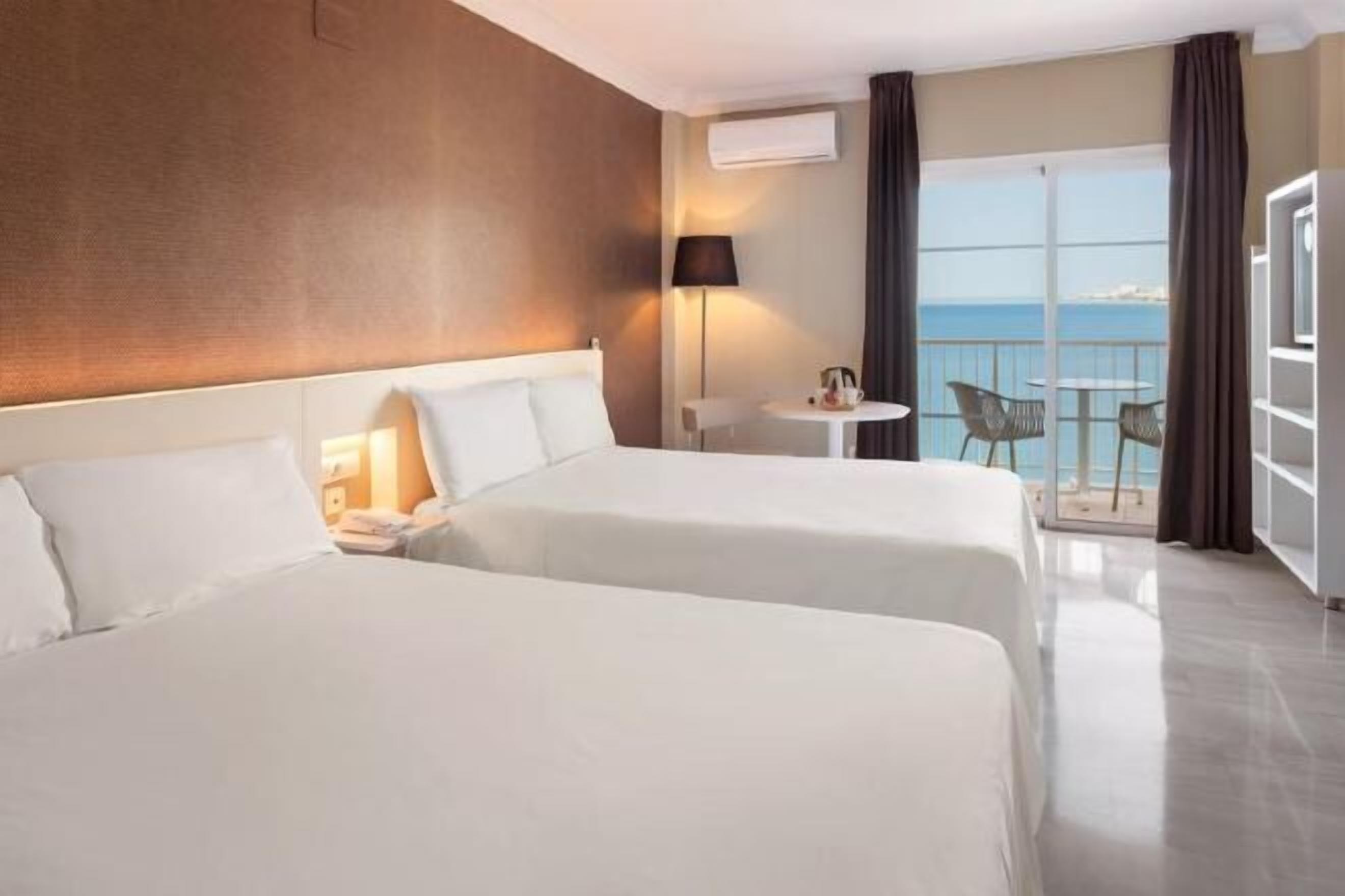 Minibar, caja de seguridad en la habitación y escritorio 