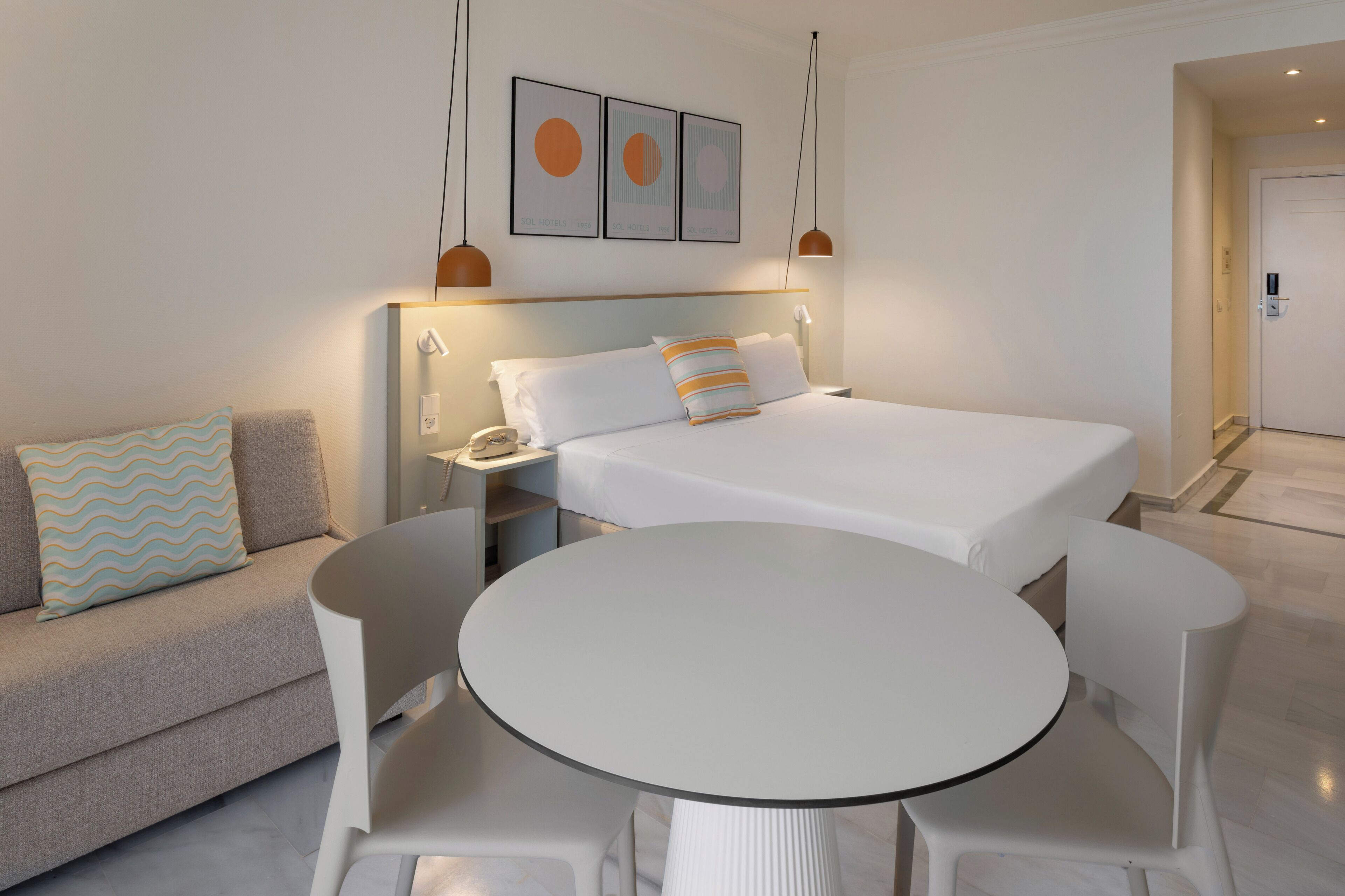 Minibar, coffres-forts dans les chambres, bureau, rideaux occultants