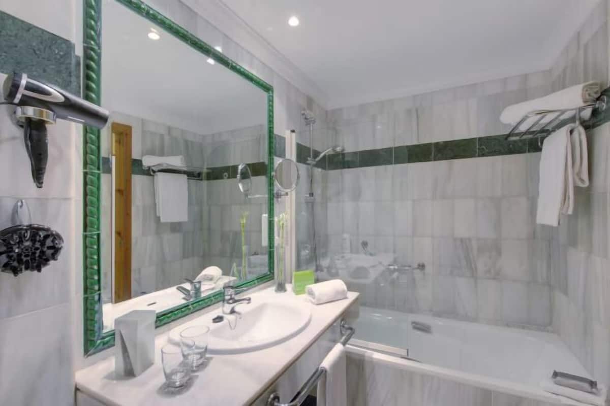 Máy sấy tóc, khăn tắm, xà phòng, dầu gội