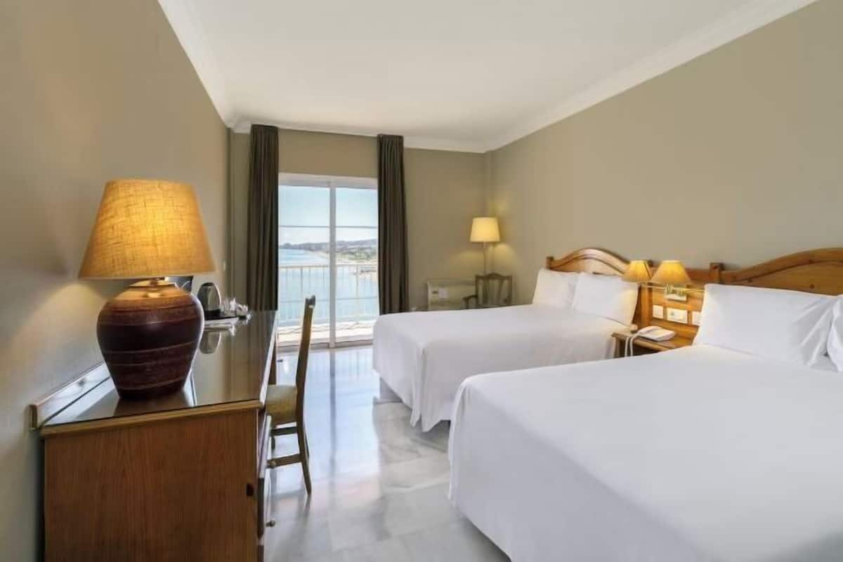 Minibar, két bảo mật tại phòng, bàn, màn/rèm cản sáng