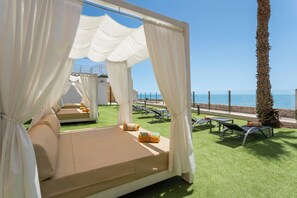 Superior Room, Sea View (Xtra, Frontal) | Bar mini, peti besi dalam bilik, meja, langsir/tirai gelap terus 
