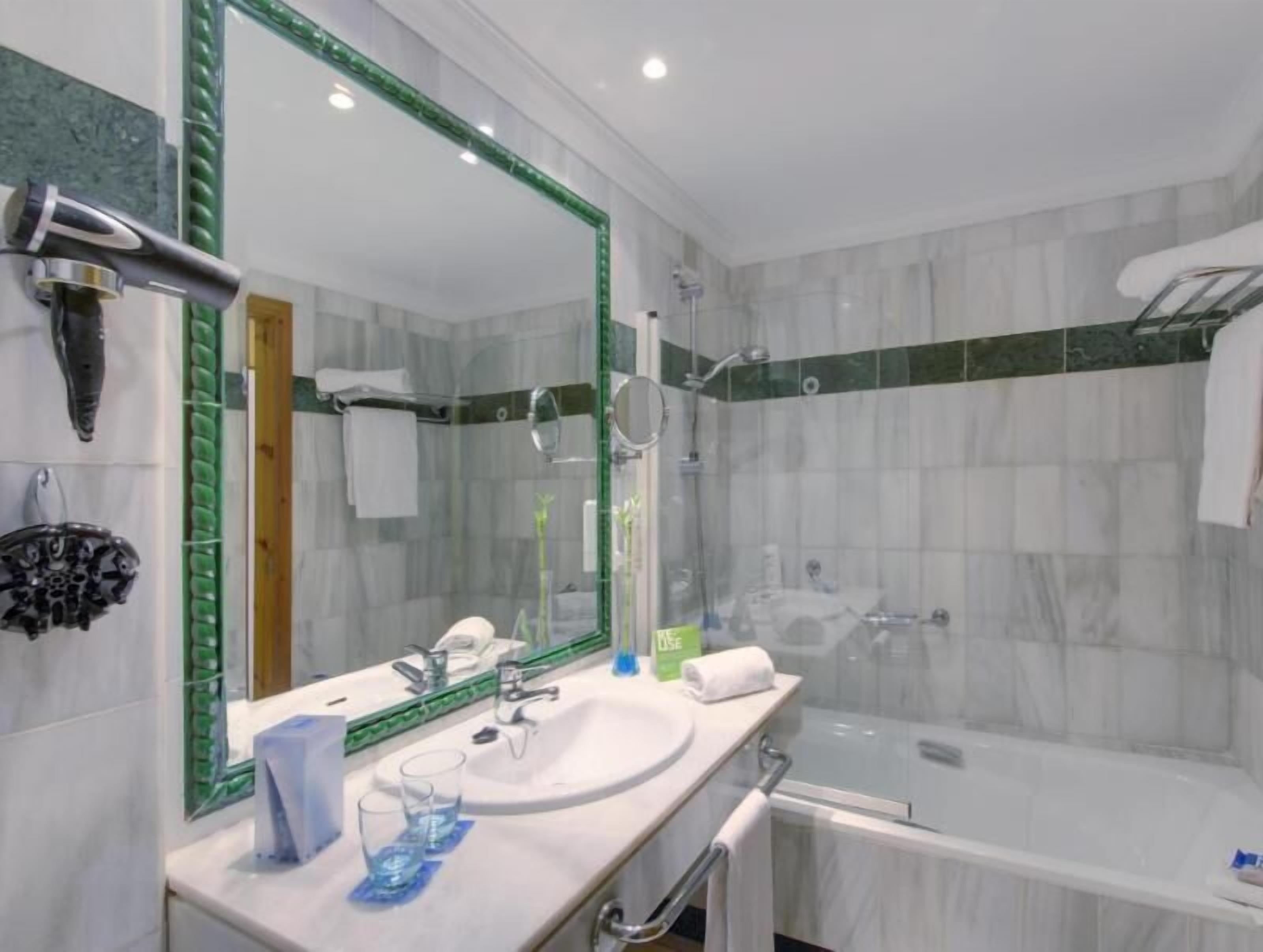 Bathroom | Hair dryer, towels, soap, shampoo