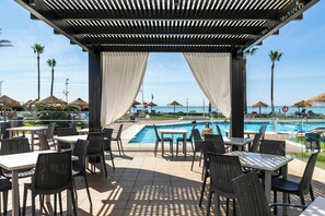 Una piscina al aire libre de temporada
