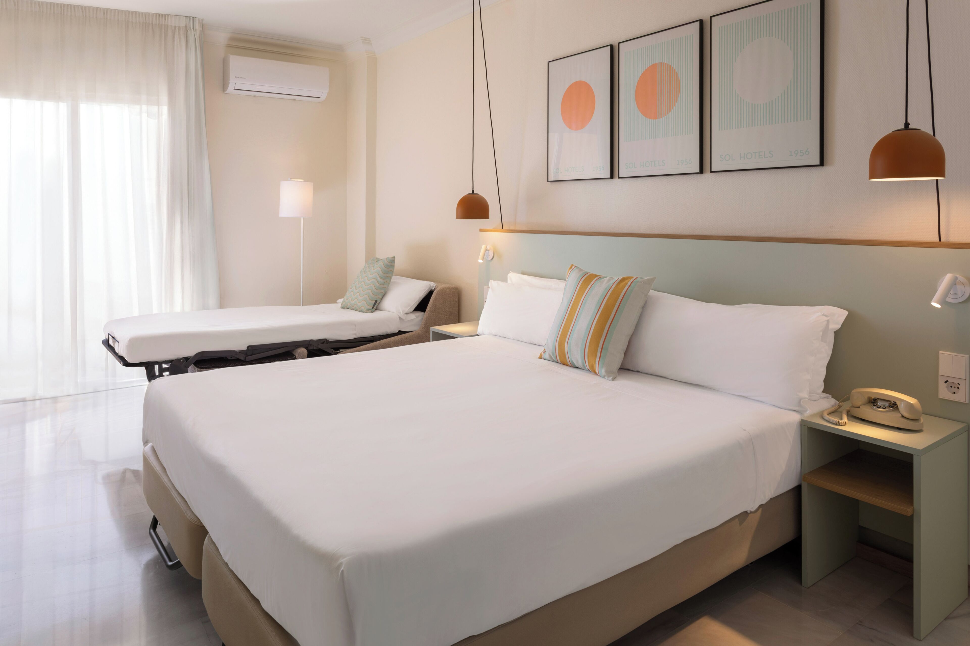 Familierom (2 adults + 1 child) | Minibar, safe på rommet, skrivebord og blendingsgardiner