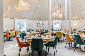 Café da manhã com buffet todos os dias (EUR 35 por pessoa) 