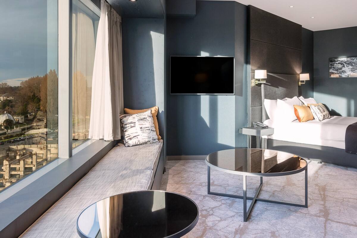 Minibar, coffres-forts dans les chambres, fer et planche à repasser