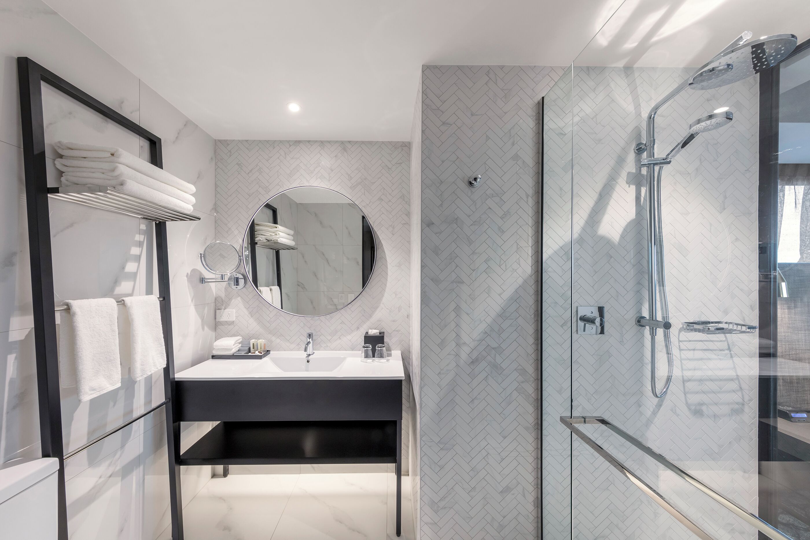 Minibar, két bảo mật t  ại phòng, bàn ủi/dụng cụ ủi quần áo 