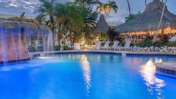 2 piscines extérieures, parasols de plage, chaises longues