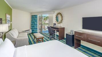 Premium Room, 1 King Bed, Balcony, Marina View | Hypo-allergenic bedding, in-room safe, blackout drapes