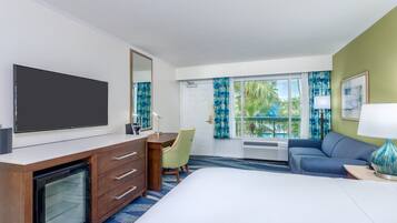 Standard Room, 1 King Bed, Pool View