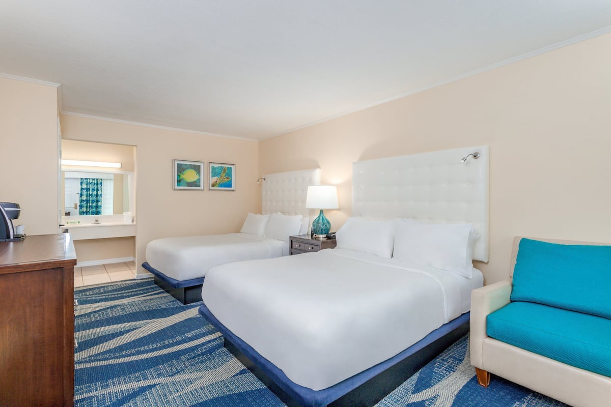 Hypo-allergenic bedding, in-room safe, blackout drapes