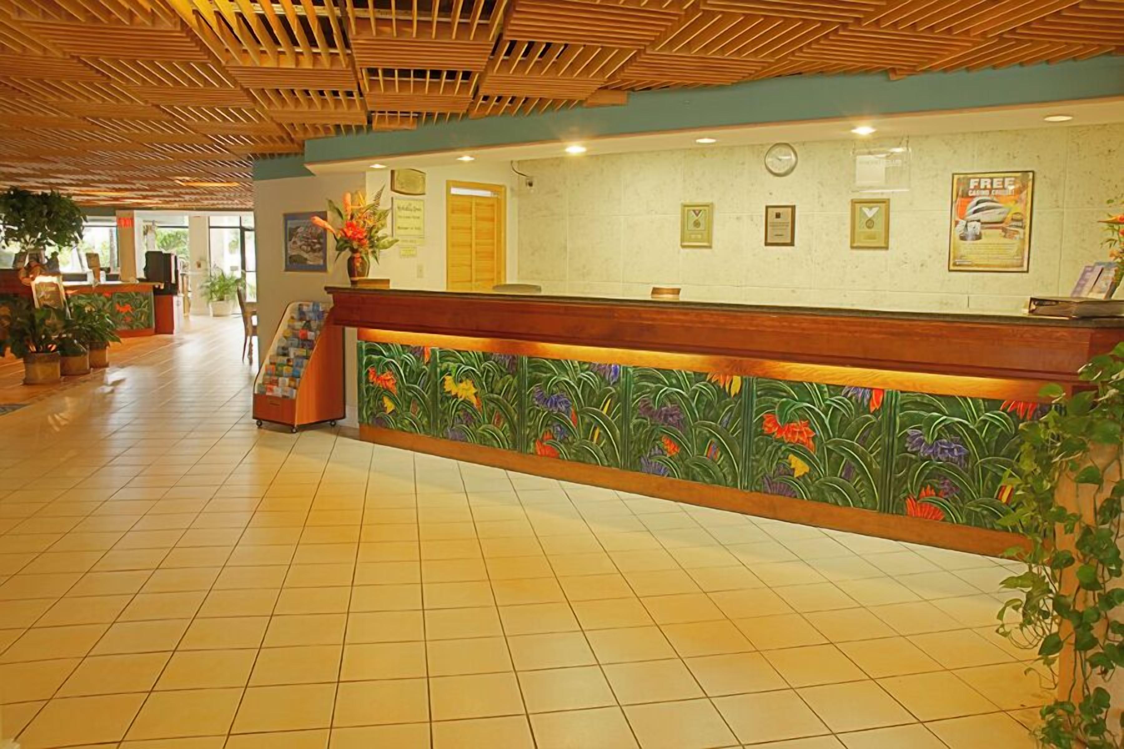 2 bars/lounges, poolside bar