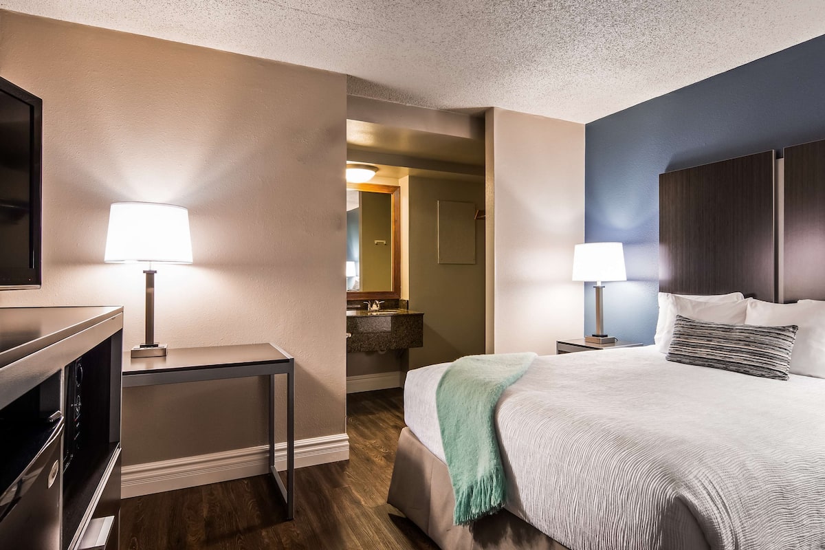 In-room safe, desk, laptop workspace, iron/ironing board