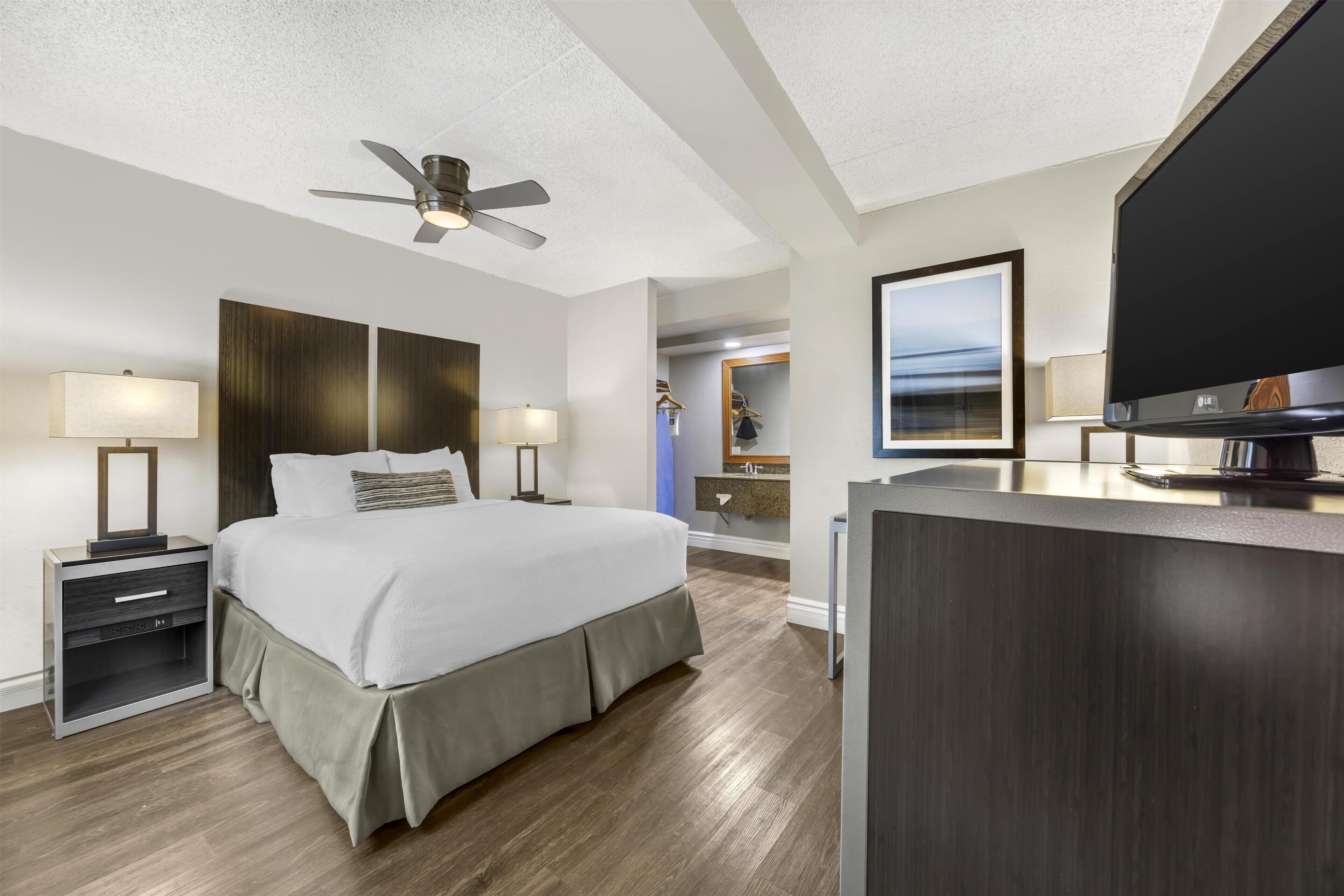 Non Pet, 1 Queen Bed | In-room safe, desk, laptop workspace, iron/ironing board