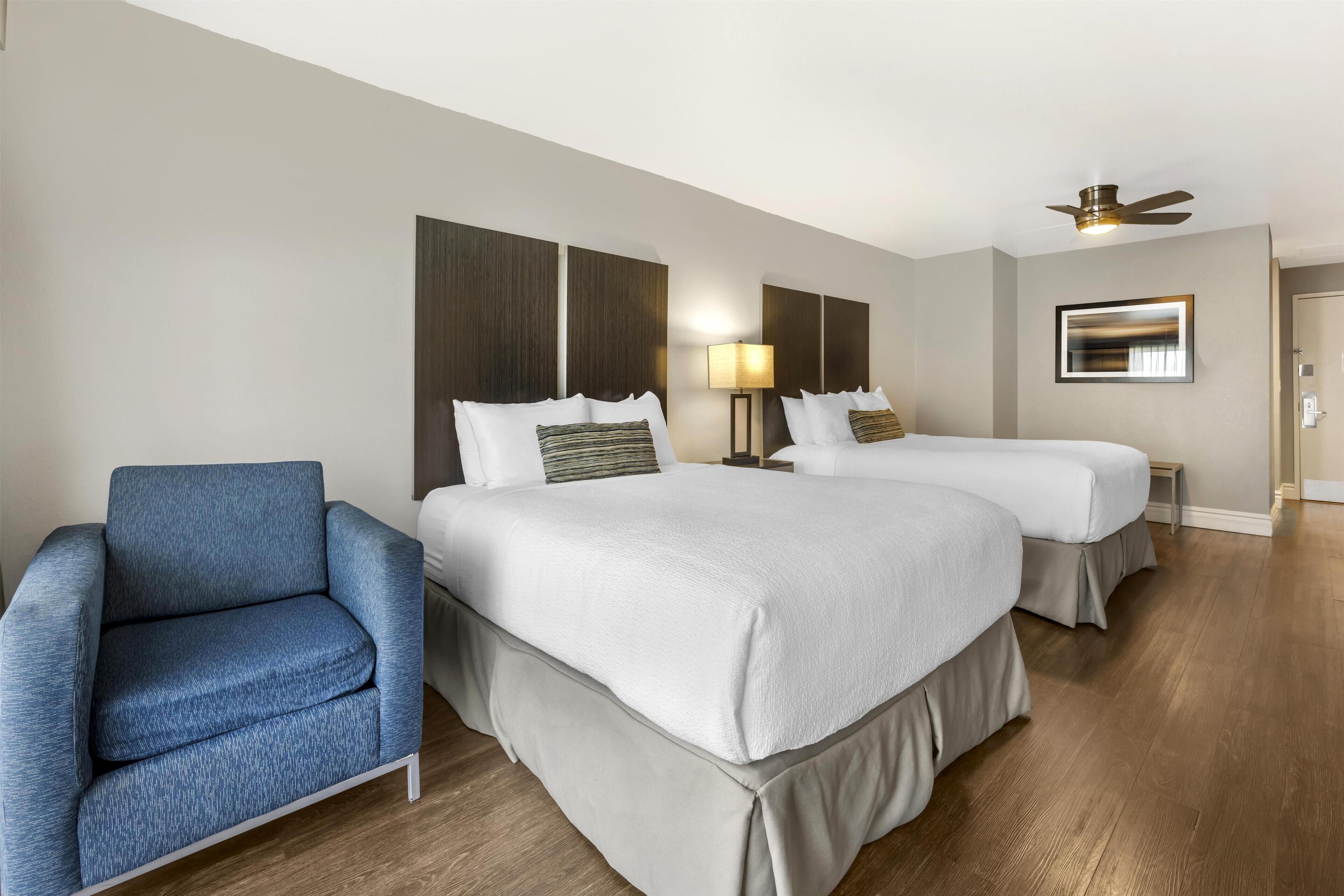 Non-Pet, 2 Queen Beds, Balcony, River View, Oversized Room | Room amenity