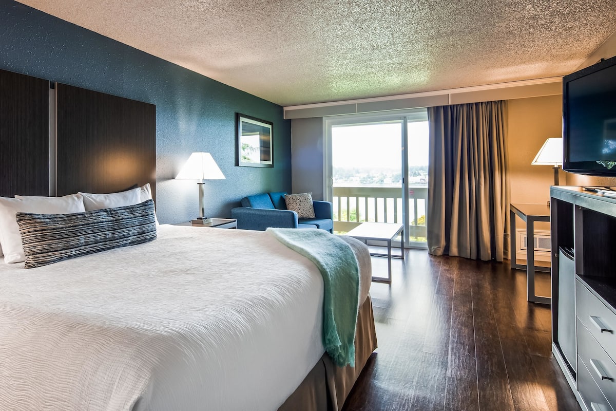 In-room safe, desk, laptop workspace, iron/ironing board
