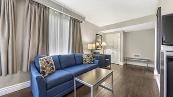 Non-Pet, 1 King Bed with Sofa Bed | Zimmersafe, Schreibtisch, laptopgeeigneter Arbeitsplatz