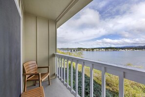 Non-Pet, 2 Queen Beds, Balcony, River View, Oversized Room | Room amenity