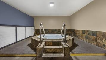 Innendørsbasseng og solsenger