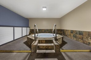 Inomhuspool med öppettider 08.00 till 22.00, och solstolar