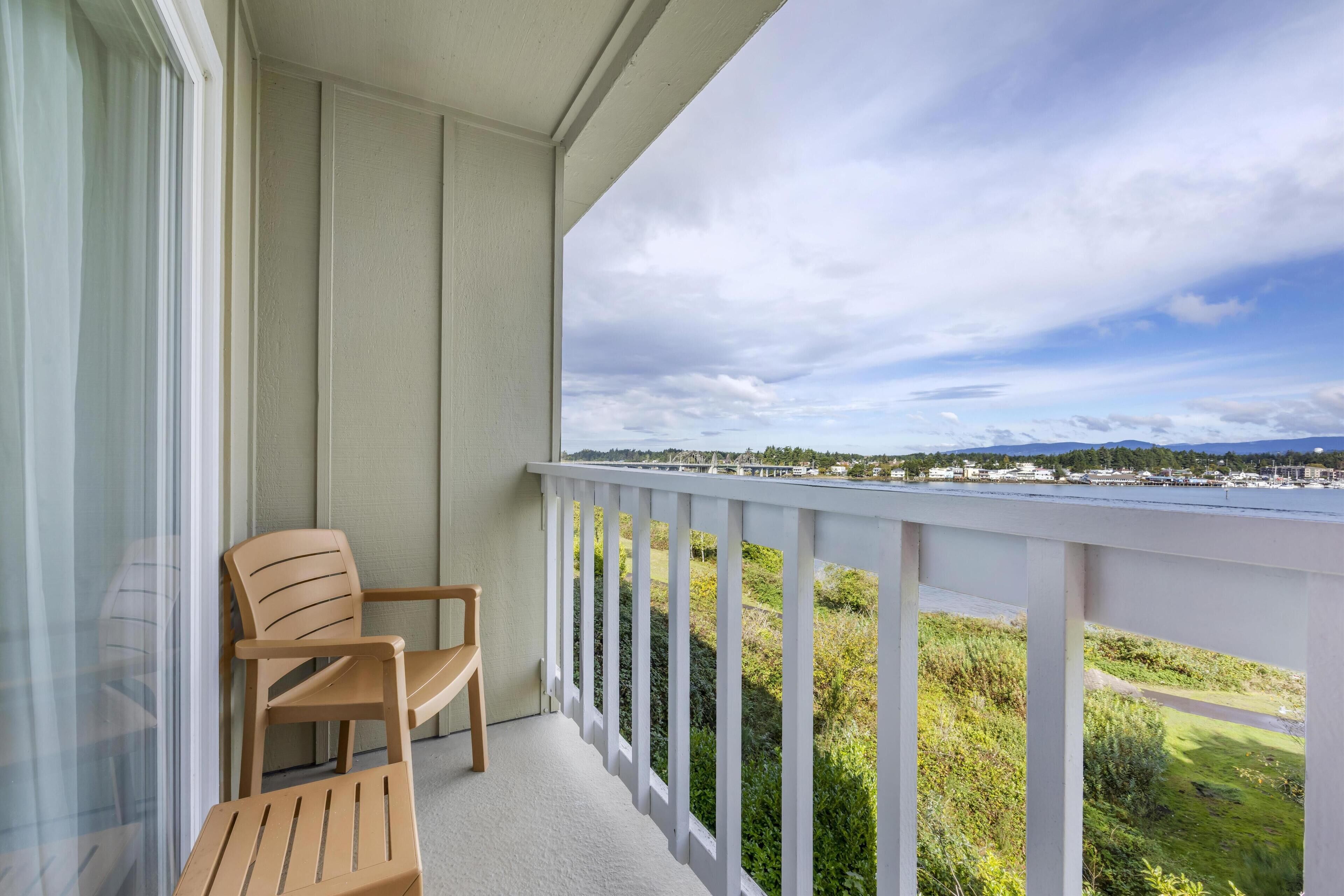 Non-Pet, 1 King Bed, Balcony, River View, Oversized Room | 客室の設備とサービス