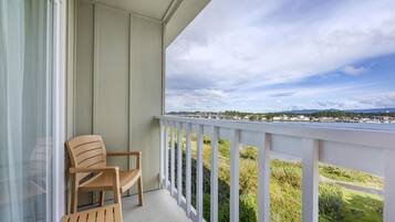 Non-Pet, 1 King Bed, Balcony, River View, Oversized Room | Zimmerausstattung