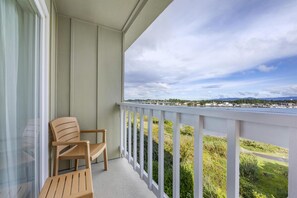 Non-Pet, 1 King Bed, Balcony, River View, Oversized Room | Room amenity