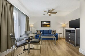 Non-Pet, 1 Queen Bed, Suite with Kitchen and Sofa bed | 客房設施服務