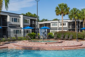 2 outdoor pools, pool loungers