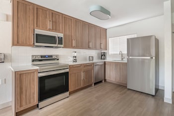 Fridge, microwave, oven, stovetop at Orbit One Vacation Villas