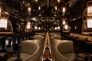 4 restaurants; breakfast, lunch and dinner served 