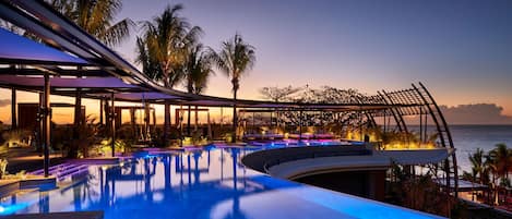 4 outdoor pools, free pool cabanas, pool umbrellas