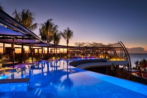 4 outdoor pools, free cabanas, pool umbrellas