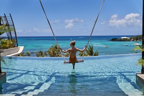 4 outdoor pools, free pool cabanas, pool umbrellas - LUX* Grand Baie (Grand-Baie)