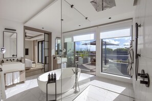 Penthouse (LUX* Pool Penthouse) | Salle de bain | Baignoire et douche séparées, douche à « effet pluie »