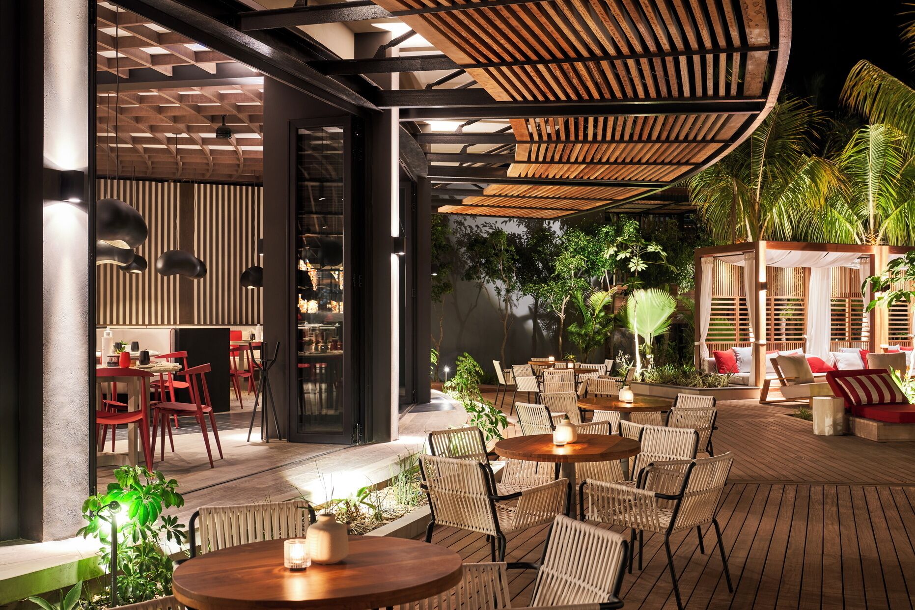 4 restaurantes; se sirven desayunos, almuerzos y cocina mediterránea 