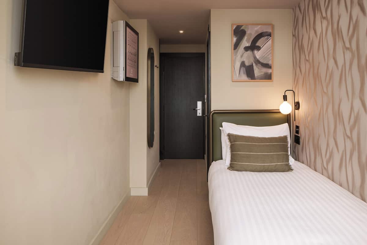 Single Room *Newly Refurbished | In-room safe, iron/ironing board, free WiFi, bed sheets