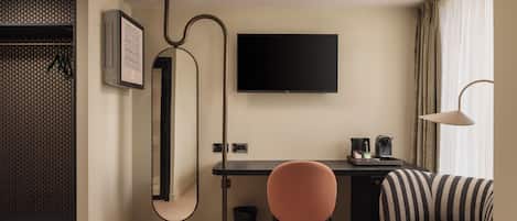 Habitación ejecutiva | Caja de seguridad en la habitación y tabla de planchar con plancha