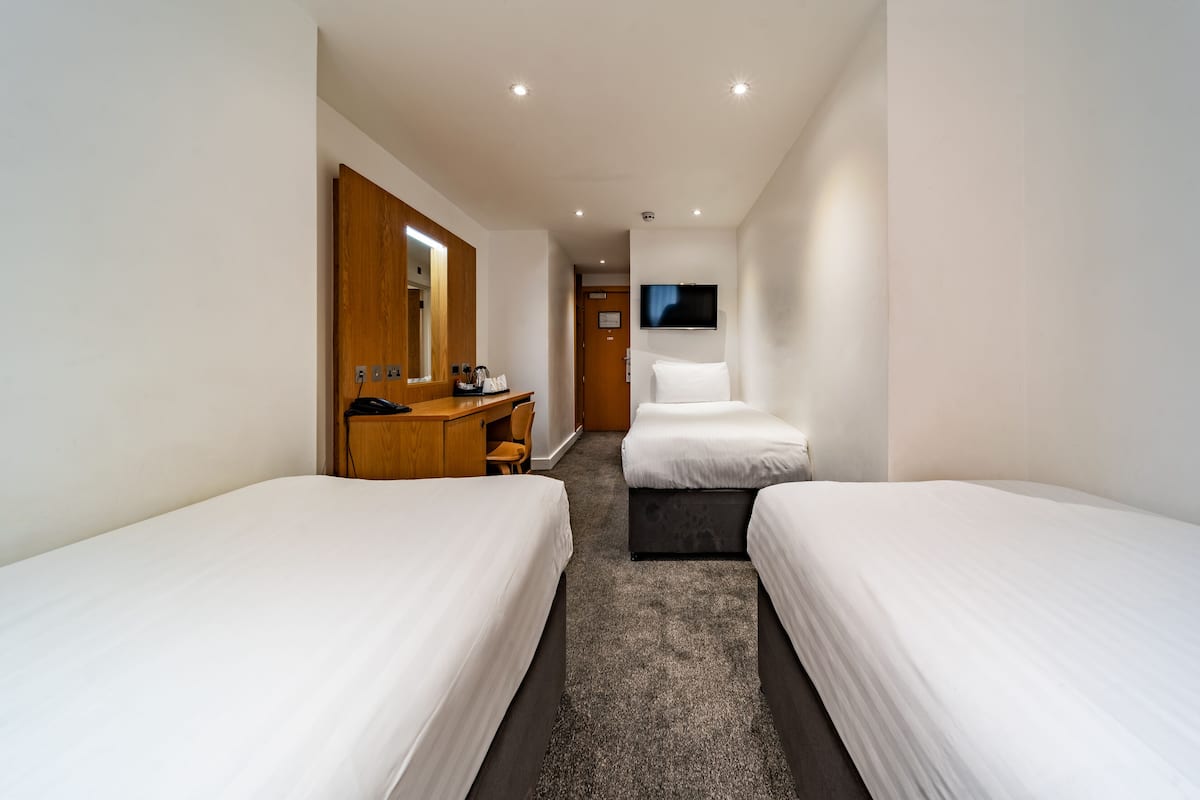Original Triple Room | In-room safe, iron/ironing board, free WiFi, bed sheets
