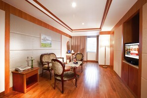 Suite Twin | Living area | 32-inch LCD TV with cable channels, Smart TV